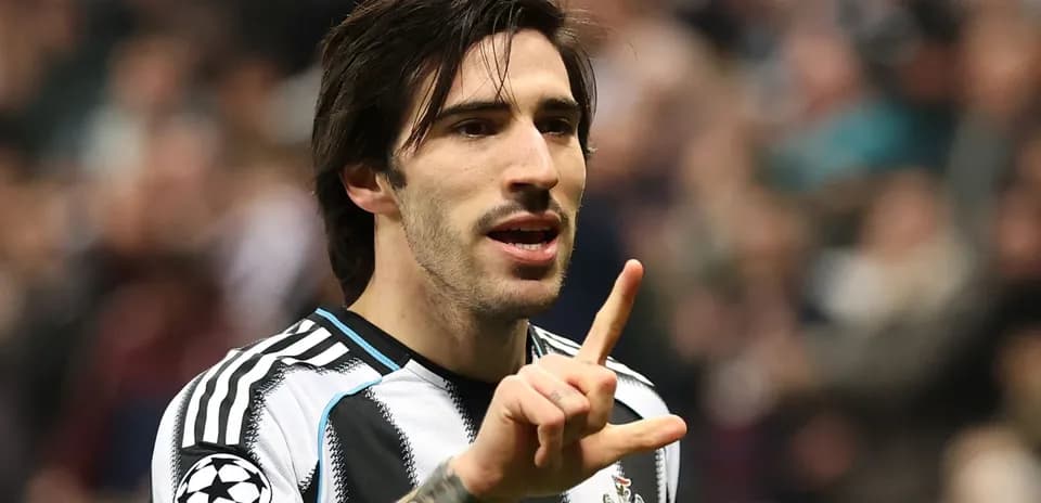 Jugador de Newcastle celebrando un gol en el partido