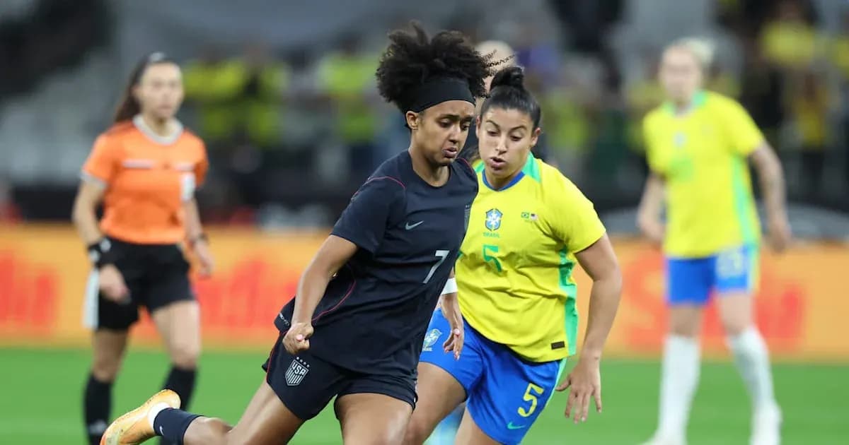 Jugadora de EE. UU. esquivando a rival de Brasil