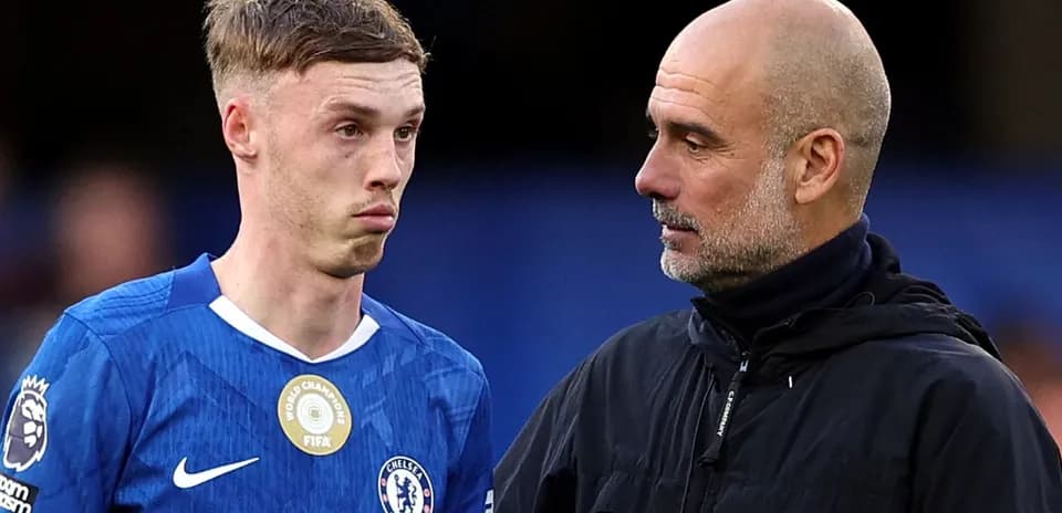 Jugador de Chelsea hablando con entrenador en el campo