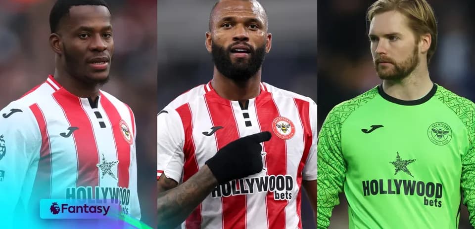 Tres jugadores de Brentford en uniforme de equipo