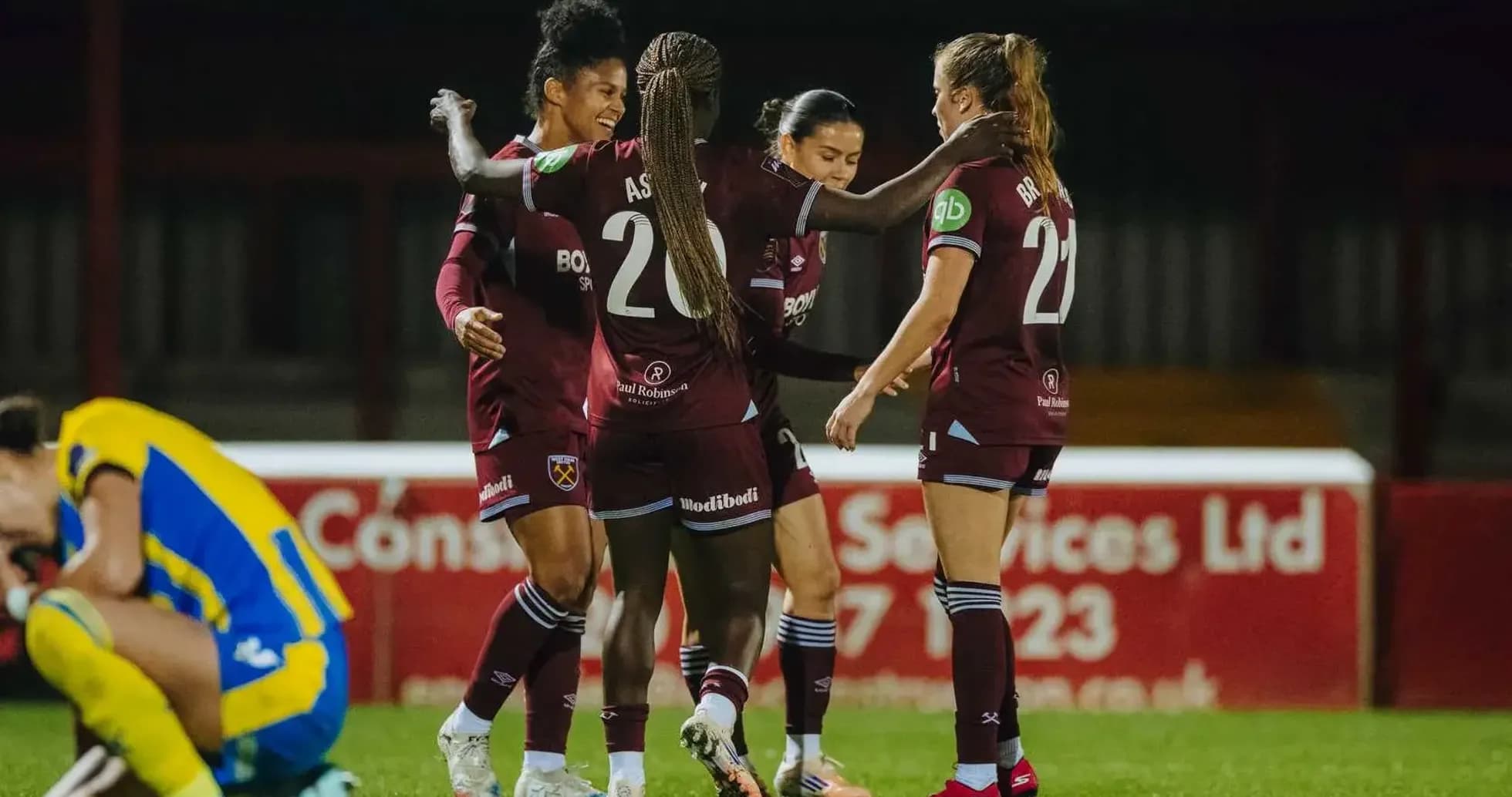 Jugadoras de West Ham celebrando un gol