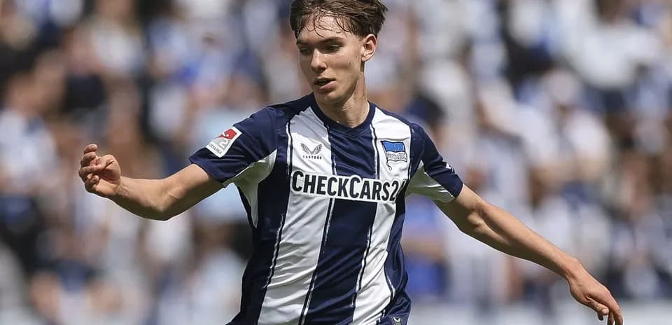 Jugador de Hertha BSC corriendo con el balón