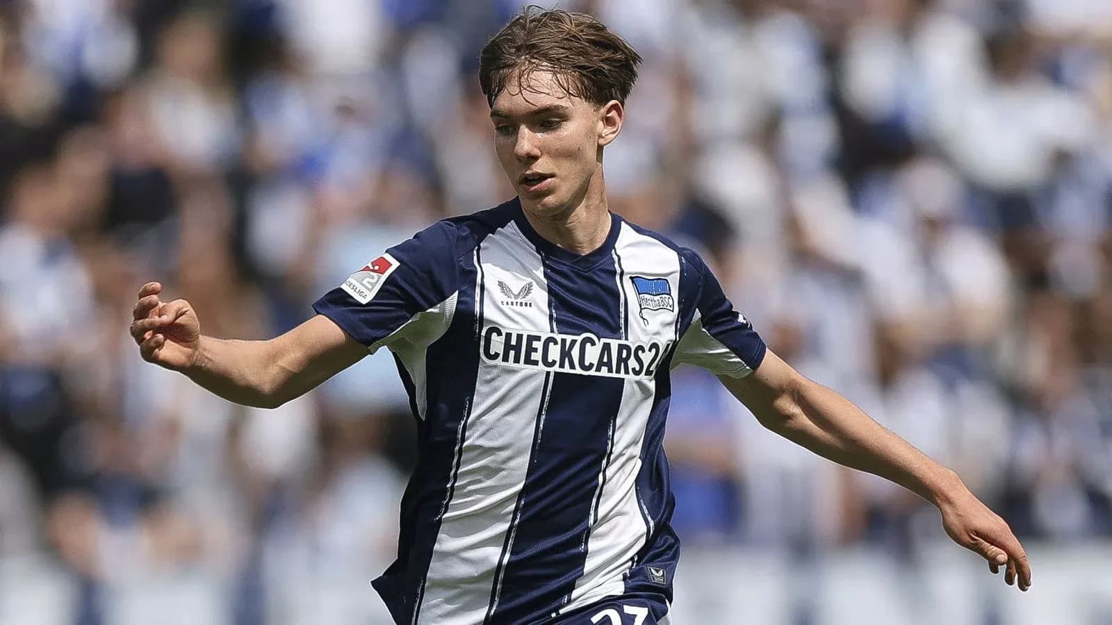Jugador de Hertha BSC corriendo con el balón