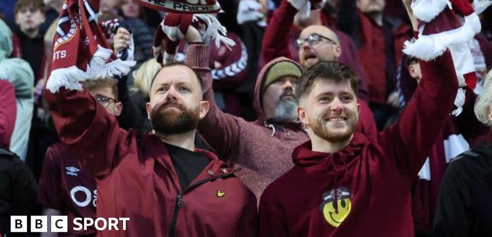 Aficionados animando con bufandas en el estadio