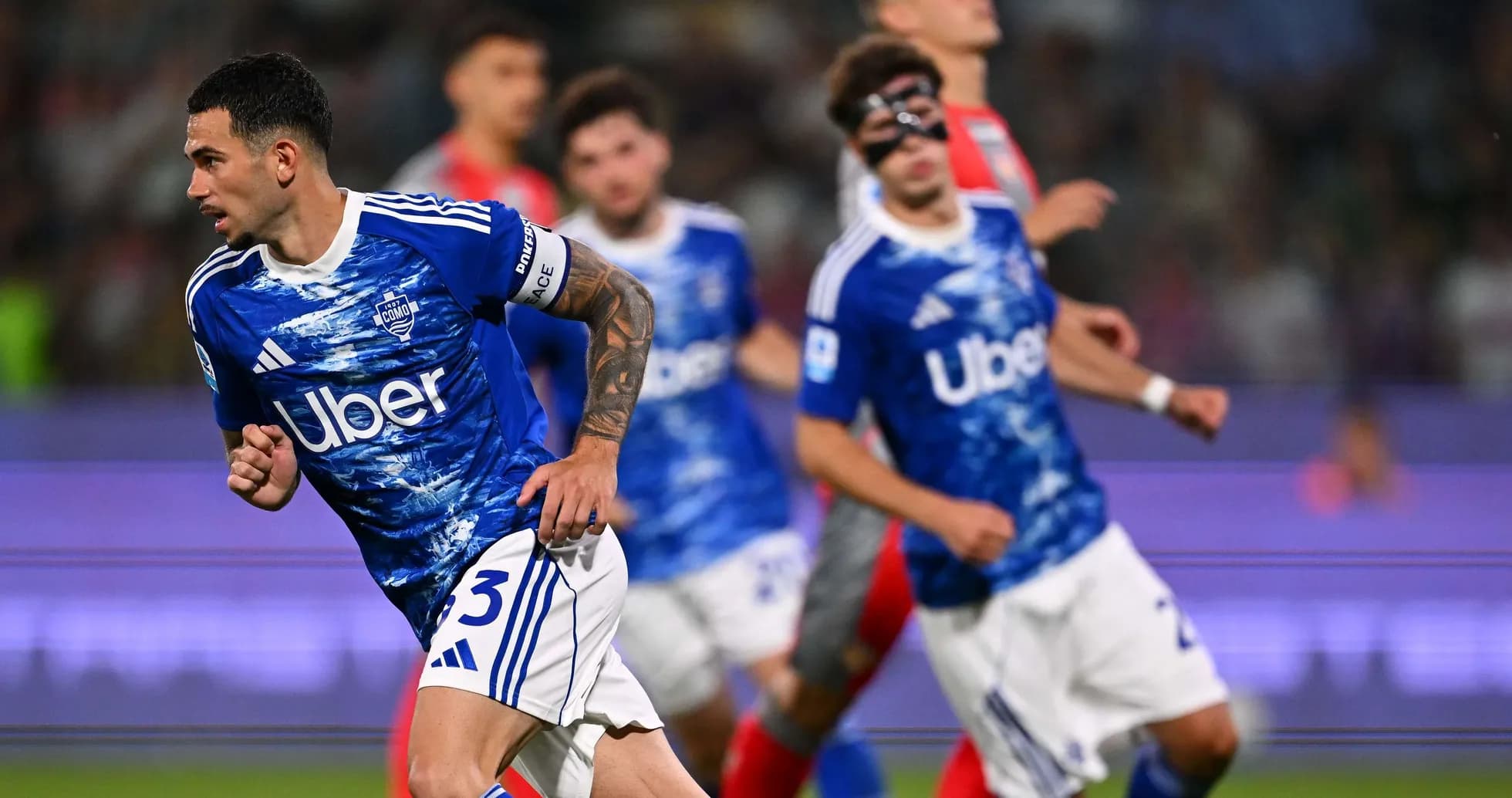 Jugador de Como corriendo en el partido