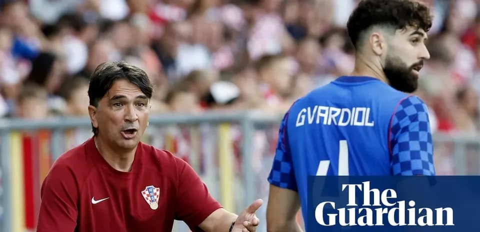 Entrenador de Croacia dirigiendo a Gvardiol durante el partido
