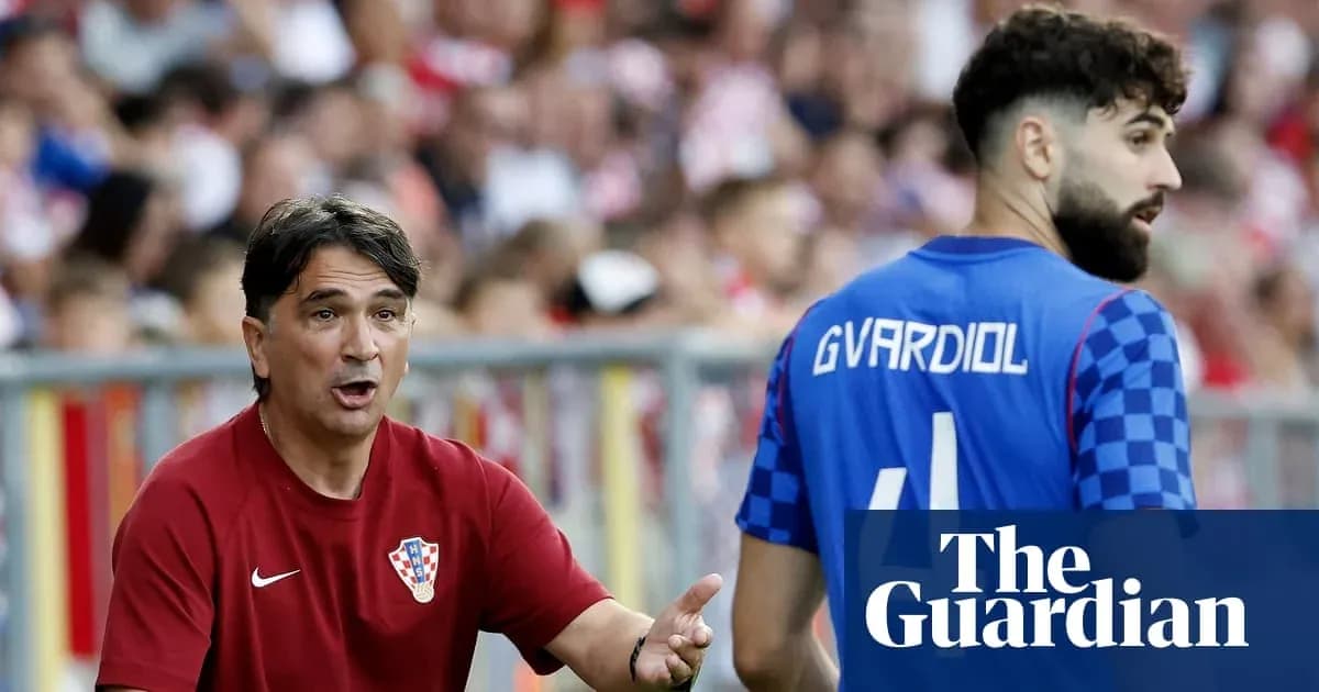 Entrenador de Croacia dirigiendo a Gvardiol durante el partido