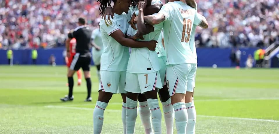 Jugadores de Francia celebrando un gol juntos