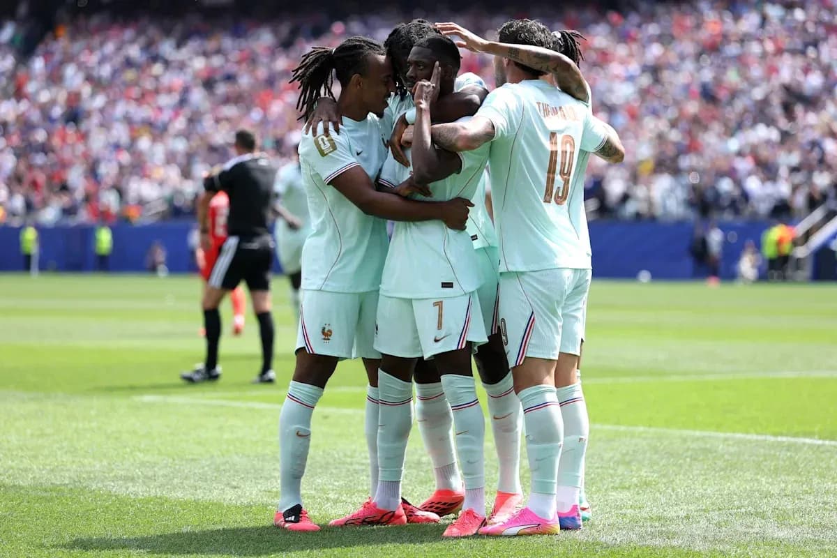Jugadores de Francia celebrando un gol juntos