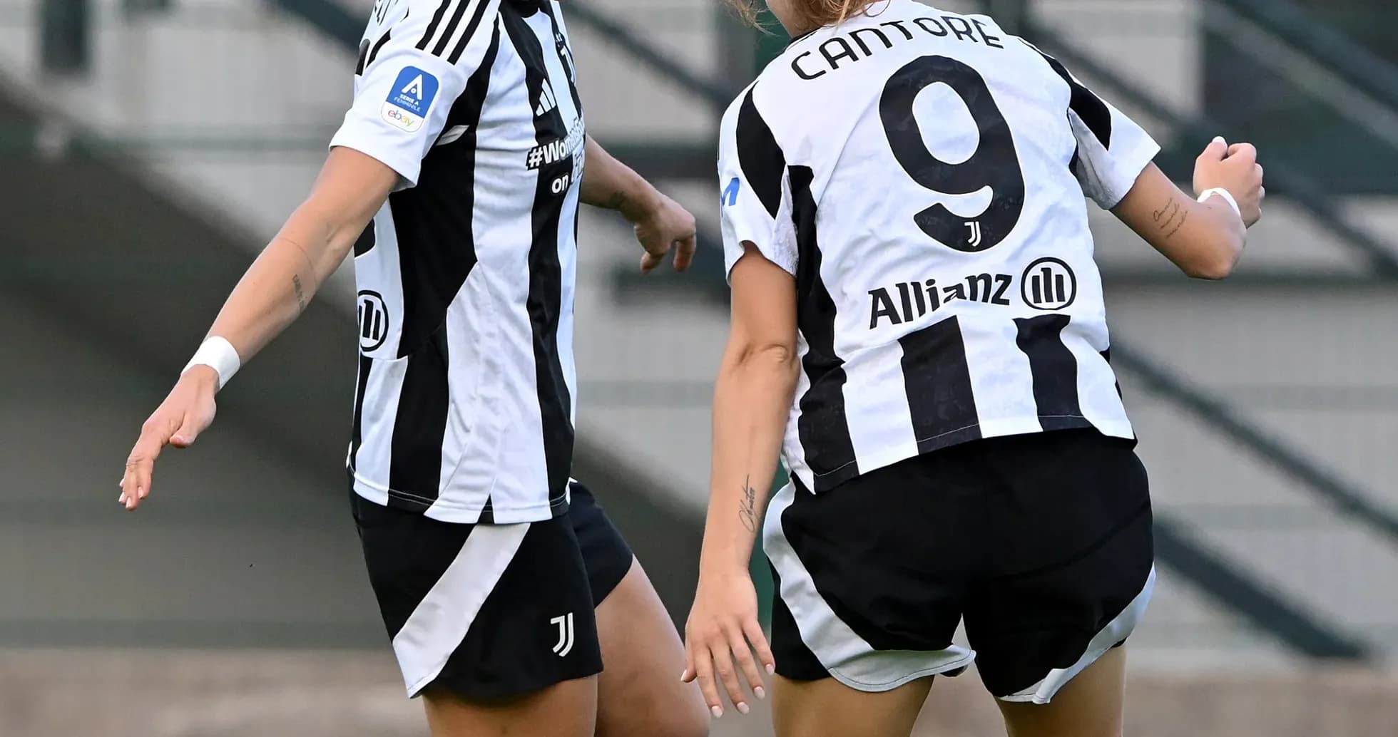 Jugadoras de Juventus celebrando un gol