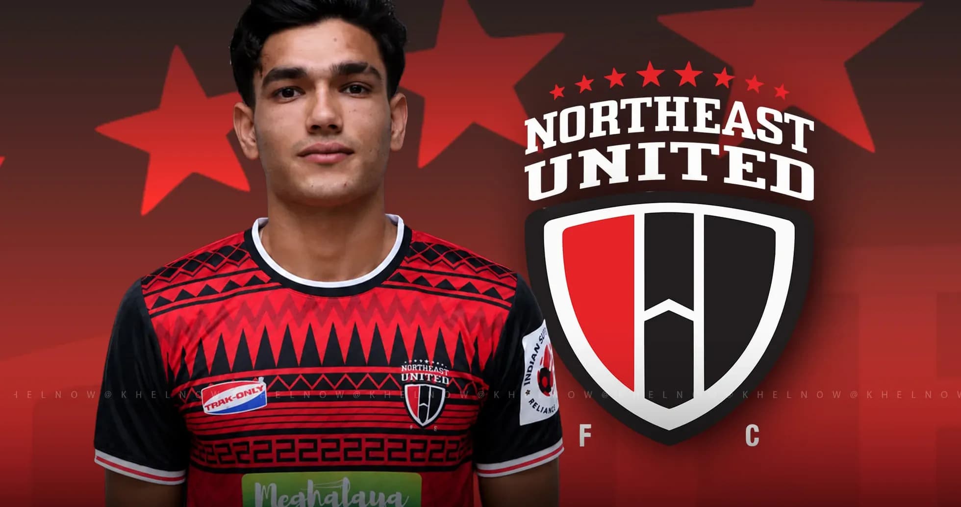 Jugador posando con uniforme de Northeast United FC