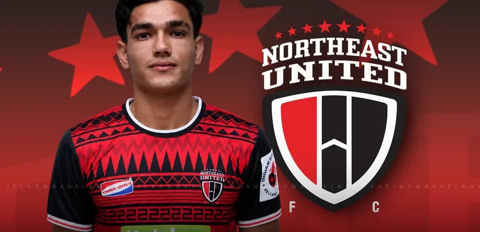 Jugador posando con uniforme de Northeast United FC