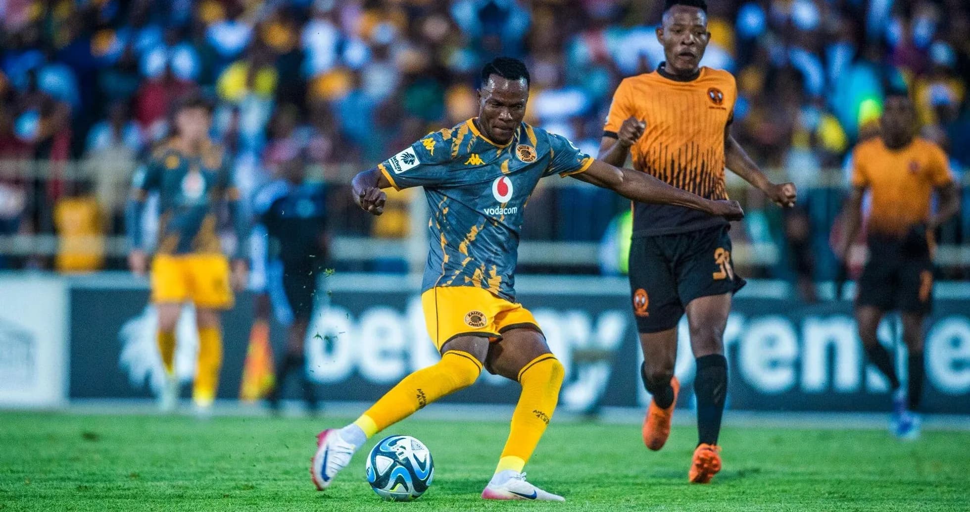 Jugador de Kaizer Chiefs controla el balón en el partido