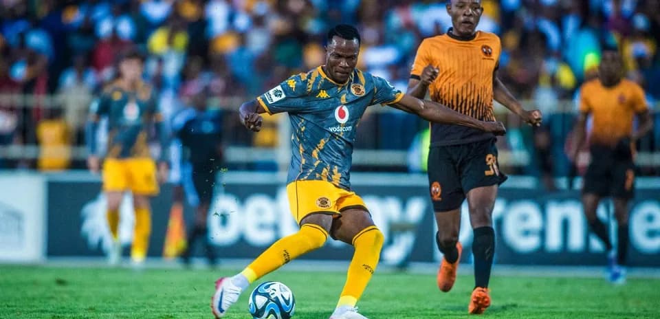 Jugador de Kaizer Chiefs controla el balón en el partido