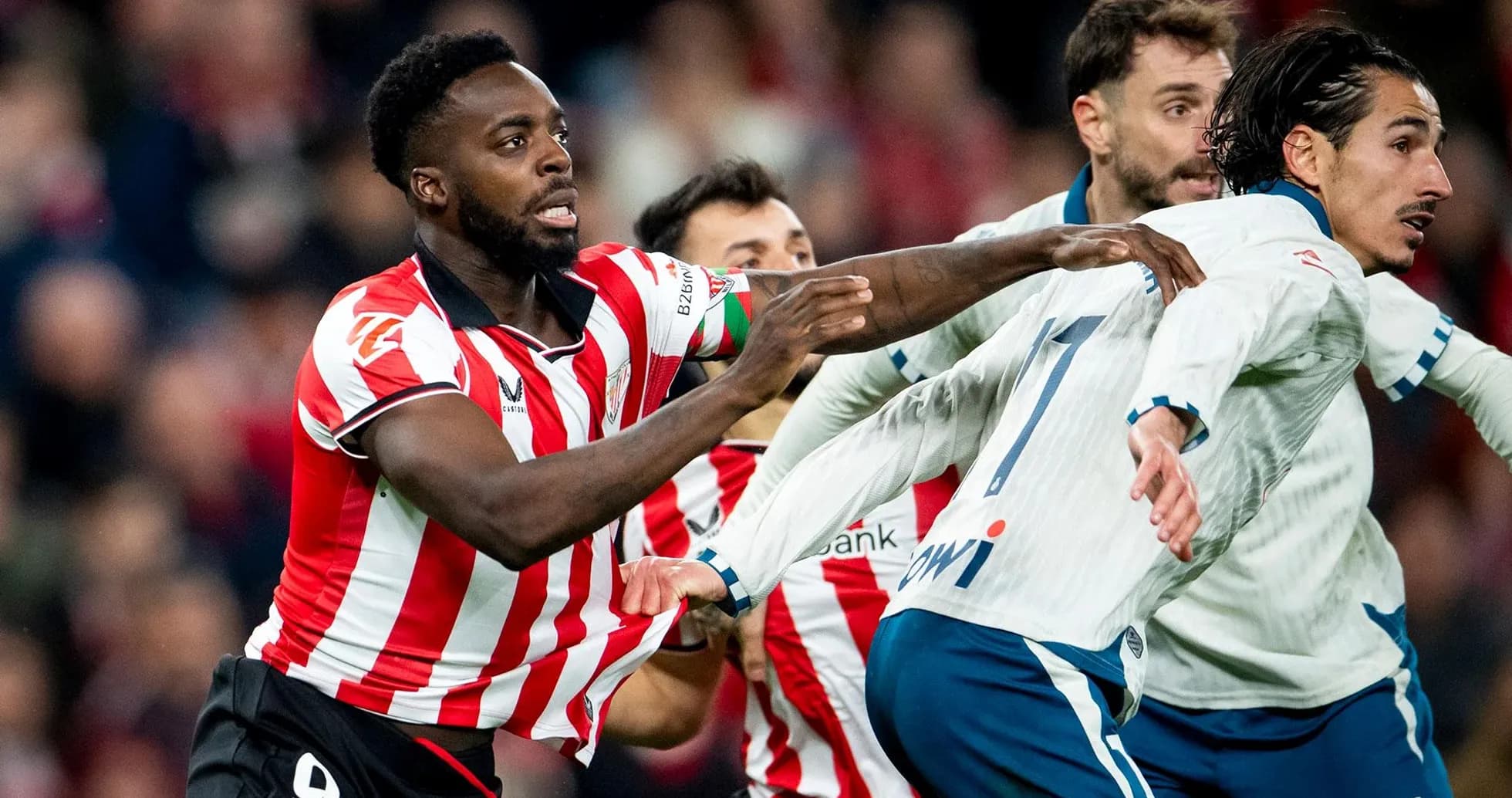 Jugadores en acción durante el partido de La Liga