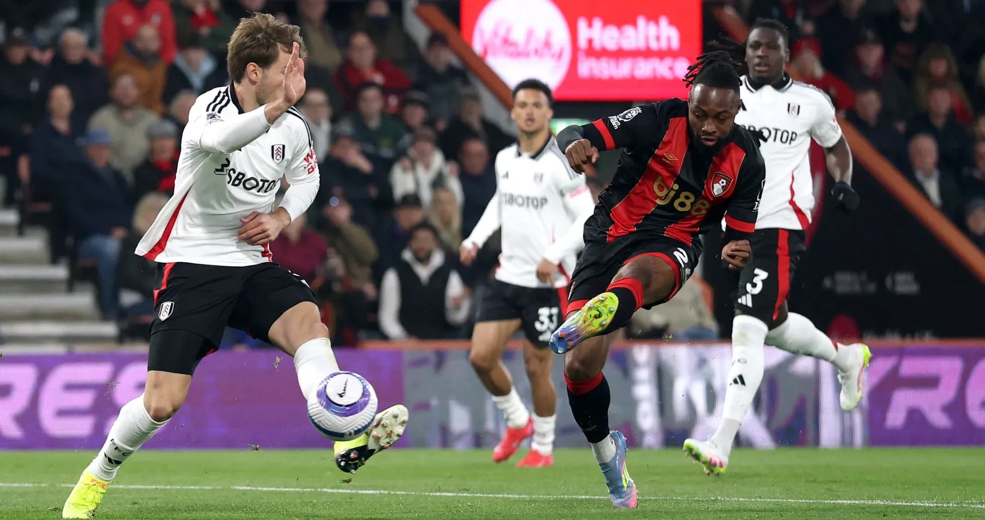 Jugador de Fulham intenta detener a jugador de Bournemouth