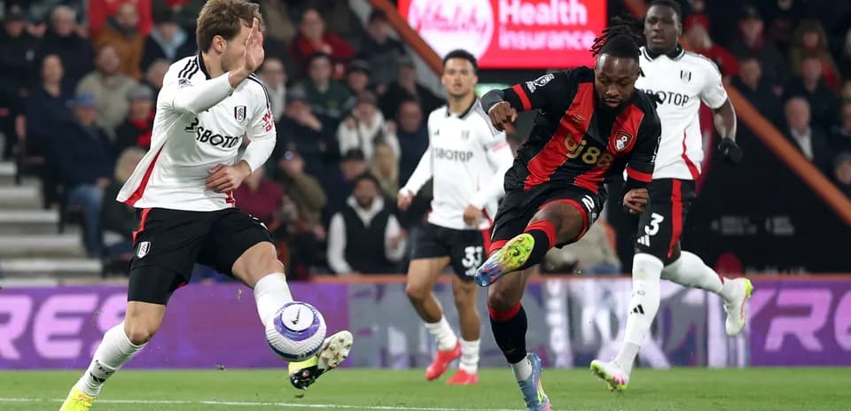 Jugador de Fulham intenta detener a jugador de Bournemouth