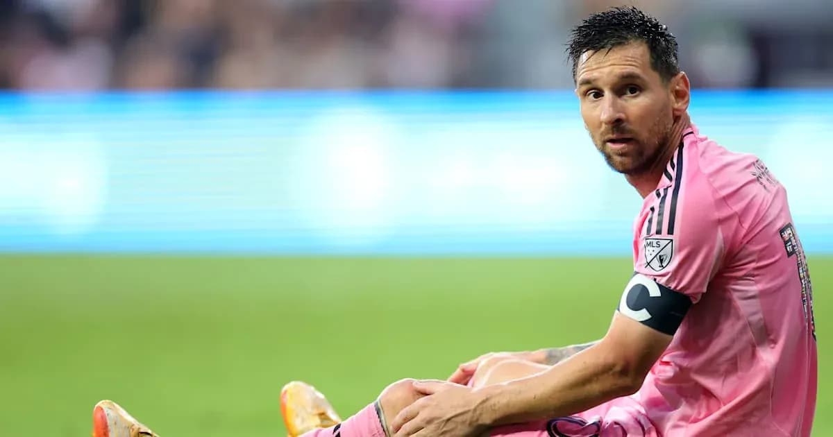 Jugador sentado en el campo durante el partido