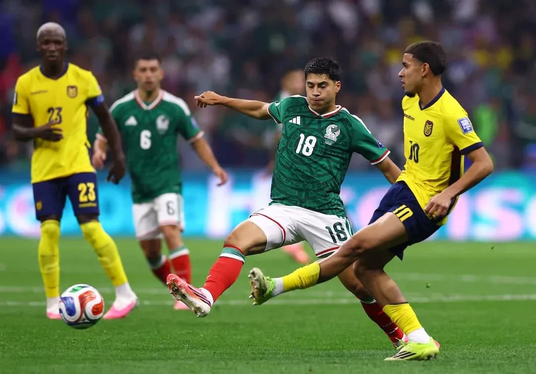 Jugador mexicano desafiando a jugador ecuatoriano