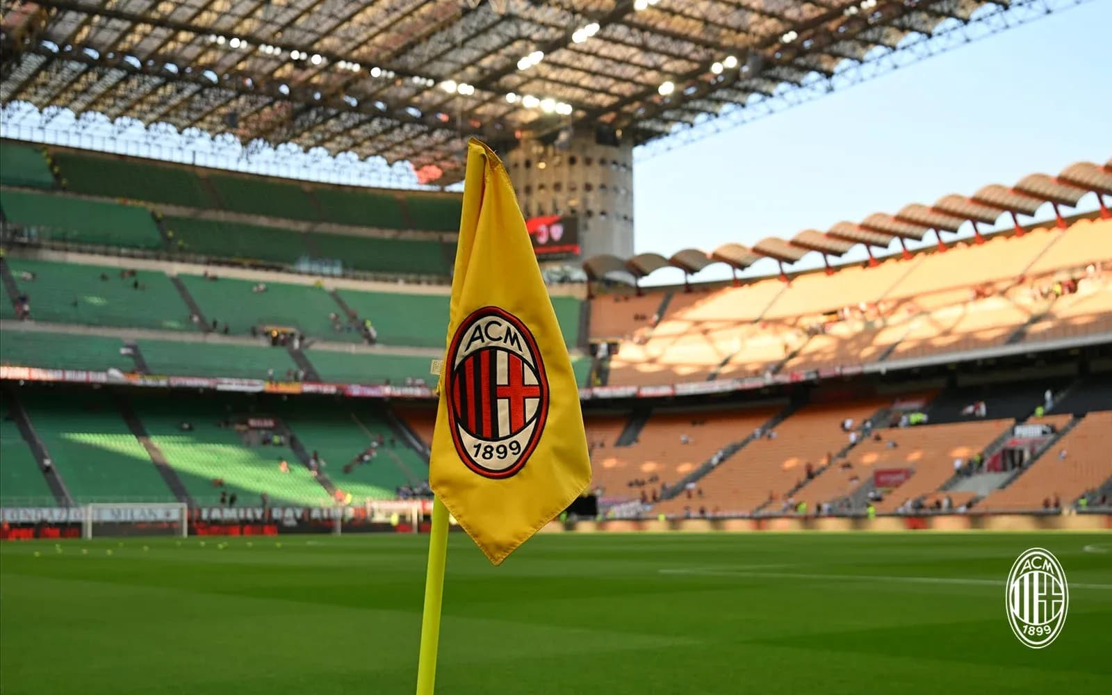 Esquina del campo con bandera de AC Milan
