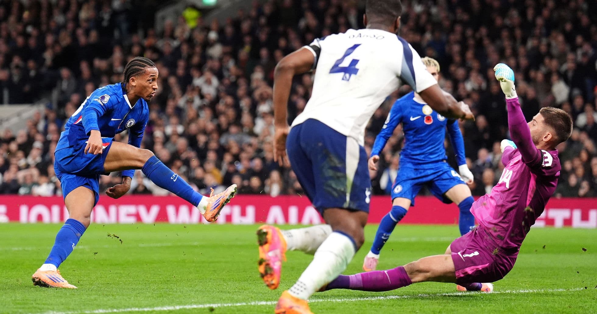 Jugador de Chelsea disparando a puerta en partido