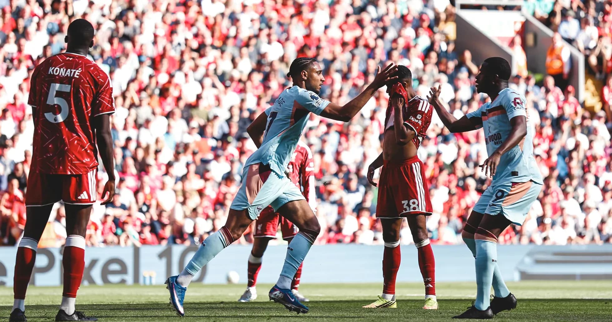 Jugadores de Liverpool y Brentford en el partido