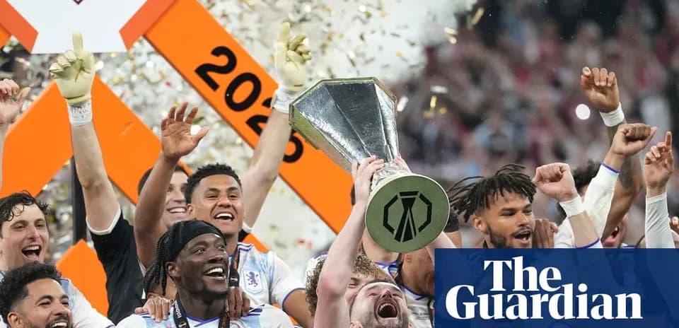 Jugadores celebrando con el trofeo en el campo