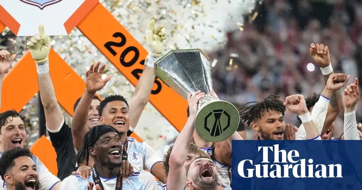 Jugadores celebrando con el trofeo en el campo
