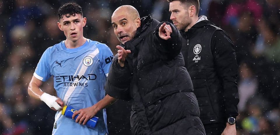 Pep Guardiola instruyendo a Phil Foden durante partido