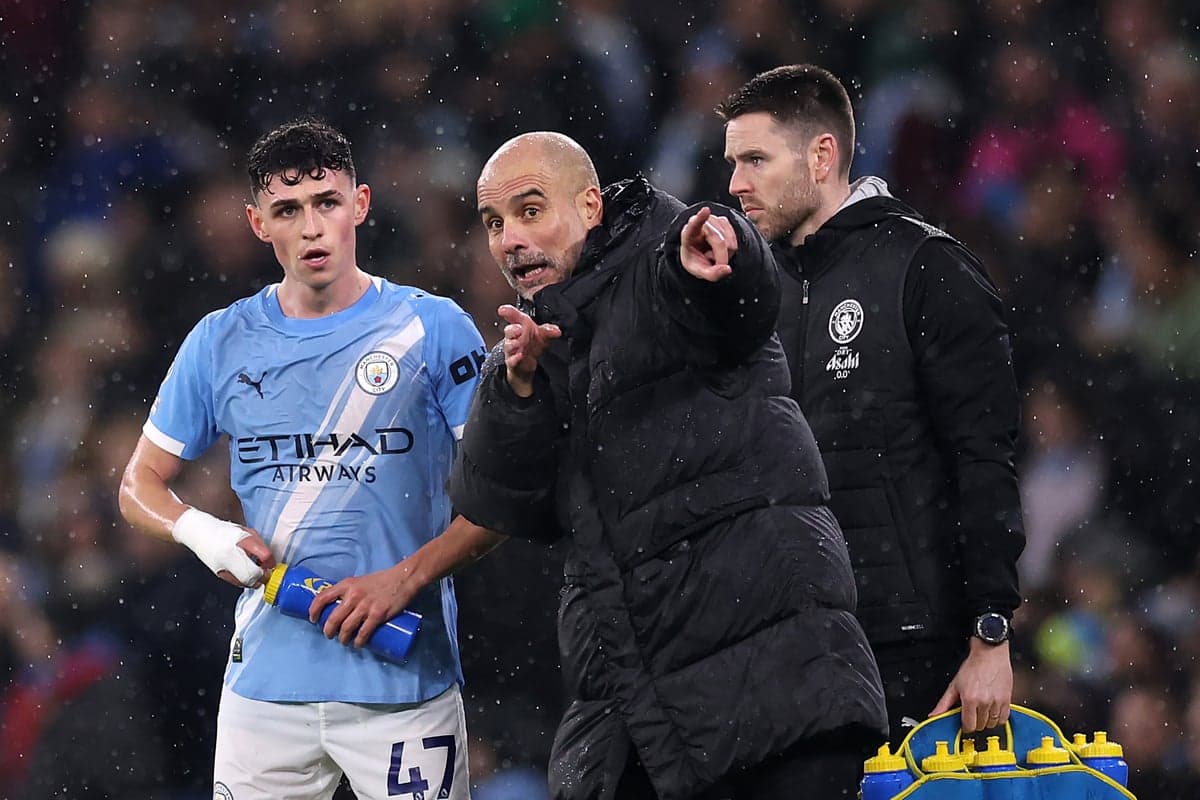 Pep Guardiola instruyendo a Phil Foden durante partido
