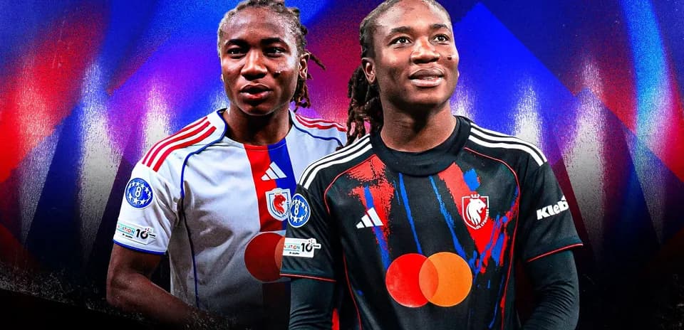Dos jugadores de fútbol en camisetas de equipos diferentes