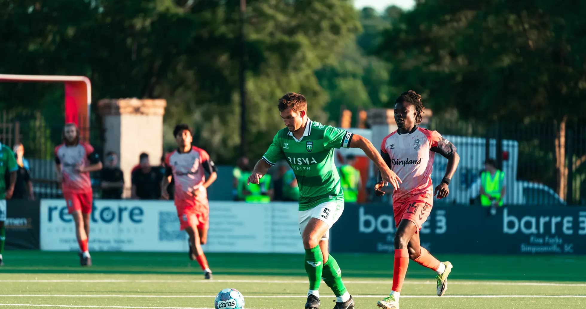 Jugador corriendo con el balón durante el partido