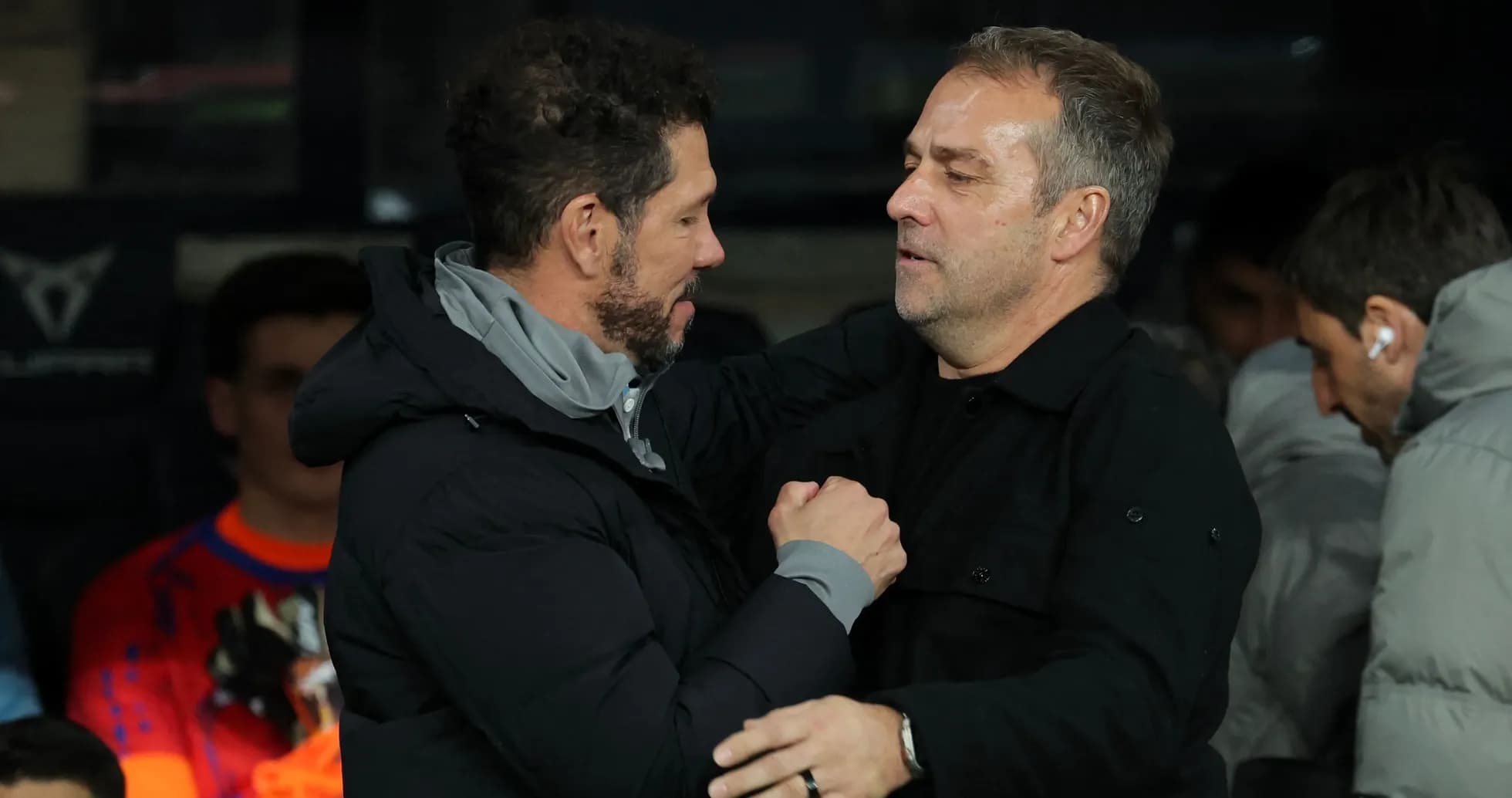 Entrenadores saludándose en la zona técnica
