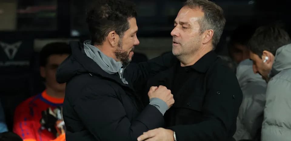 Entrenadores saludándose en la zona técnica