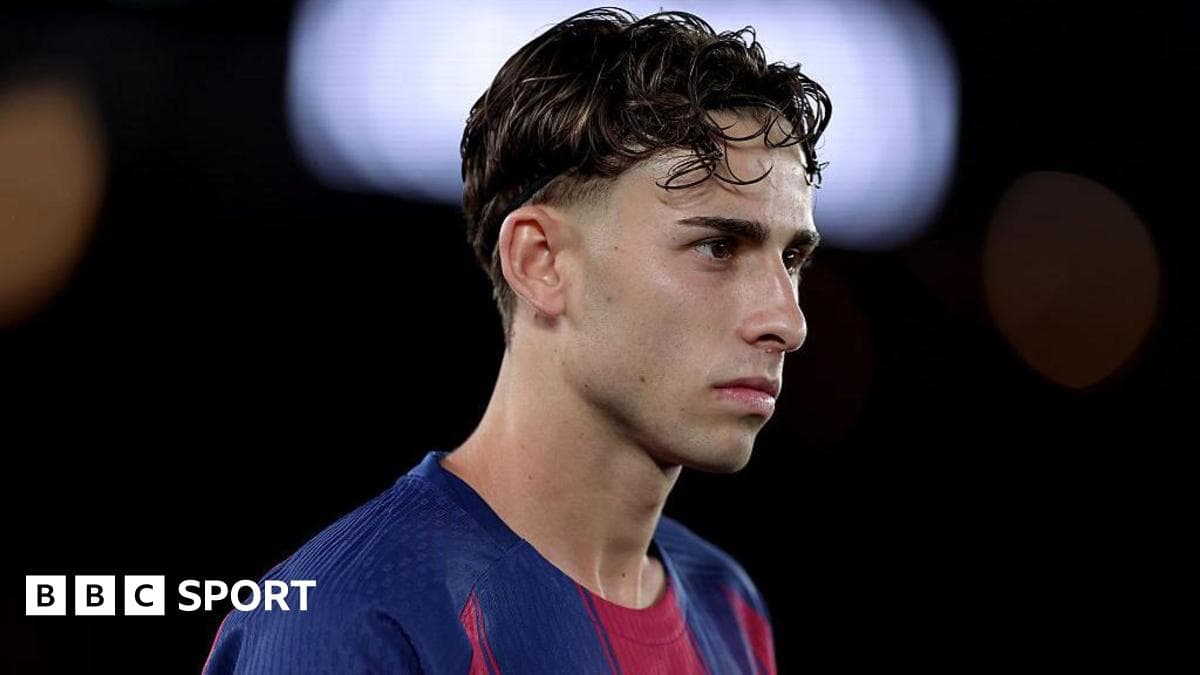Jugador de fútbol en uniforme de Barcelona mirando hacia adelante