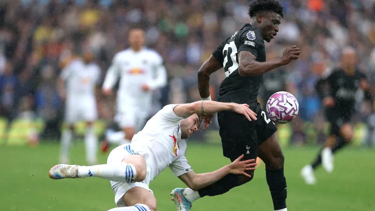 Jugador de Tottenham esquivando a rival en el suelo