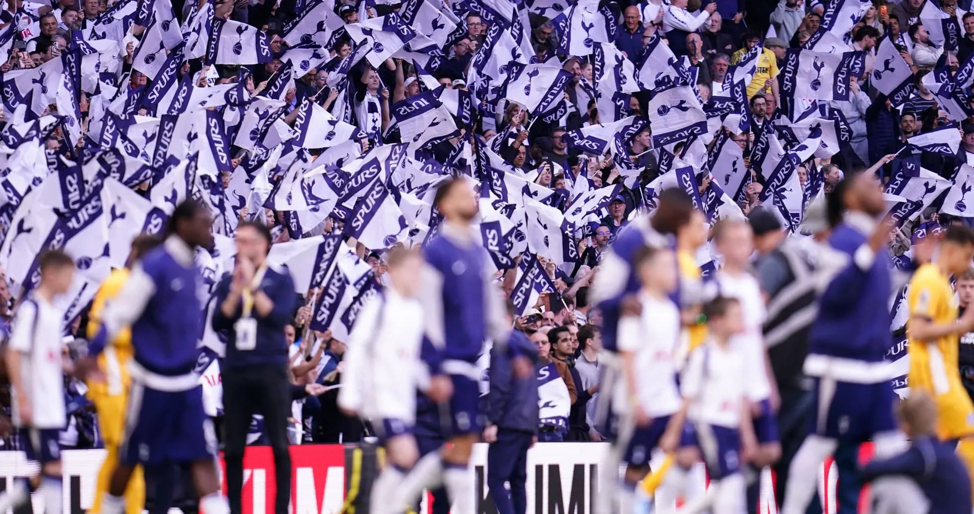 Aficionados con banderas de Spurs en el estadio