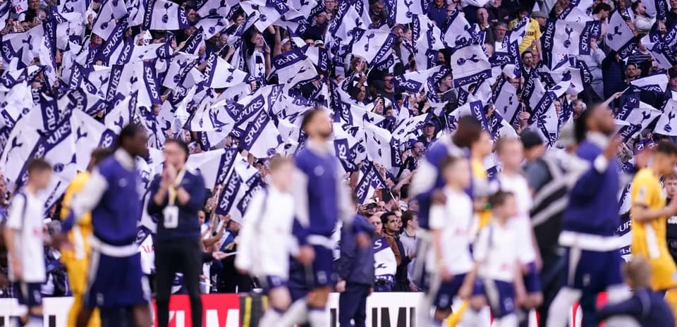 Aficionados con banderas de Spurs en el estadio