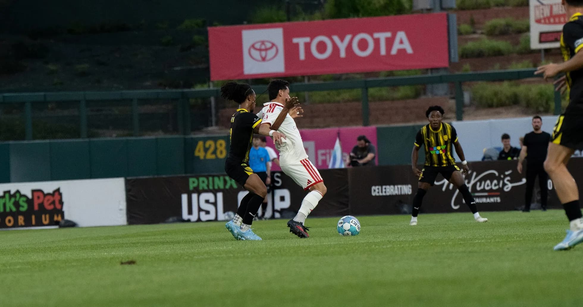 Jugador de Phoenix Rising en acción durante partido