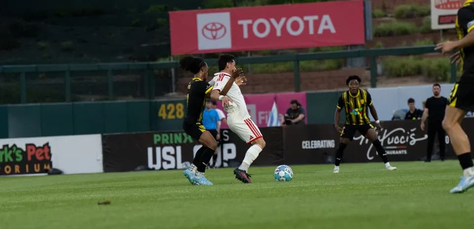 Jugador de Phoenix Rising en acción durante partido
