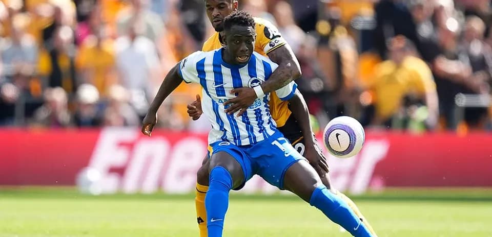 Un jugador de Brighton luchando por el balón