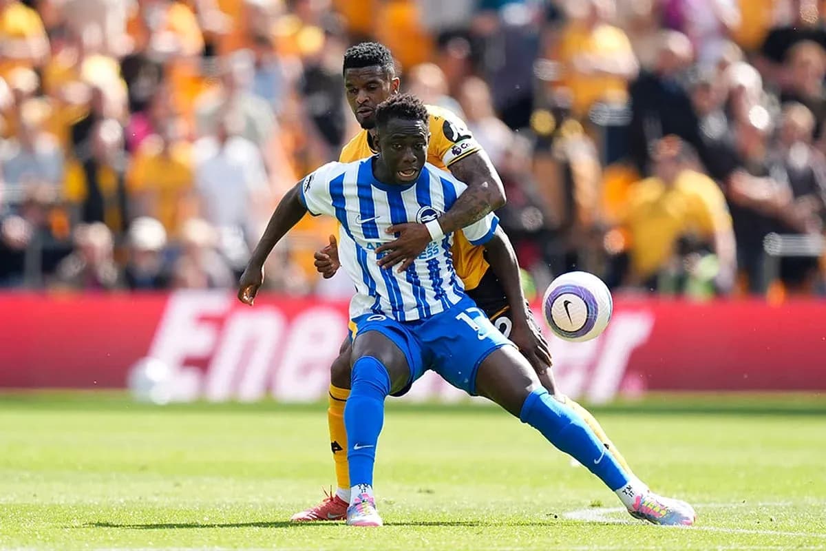 Un jugador de Brighton luchando por el balón