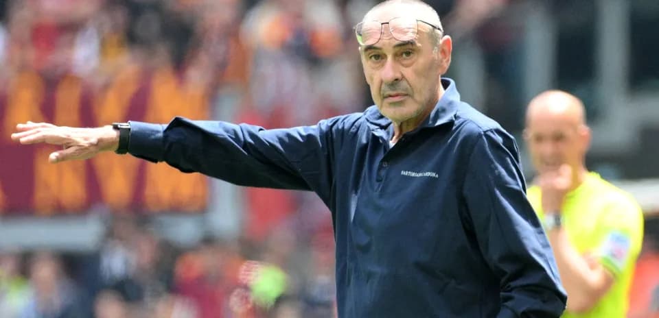 Entrenador dirigiendo a su equipo desde la línea