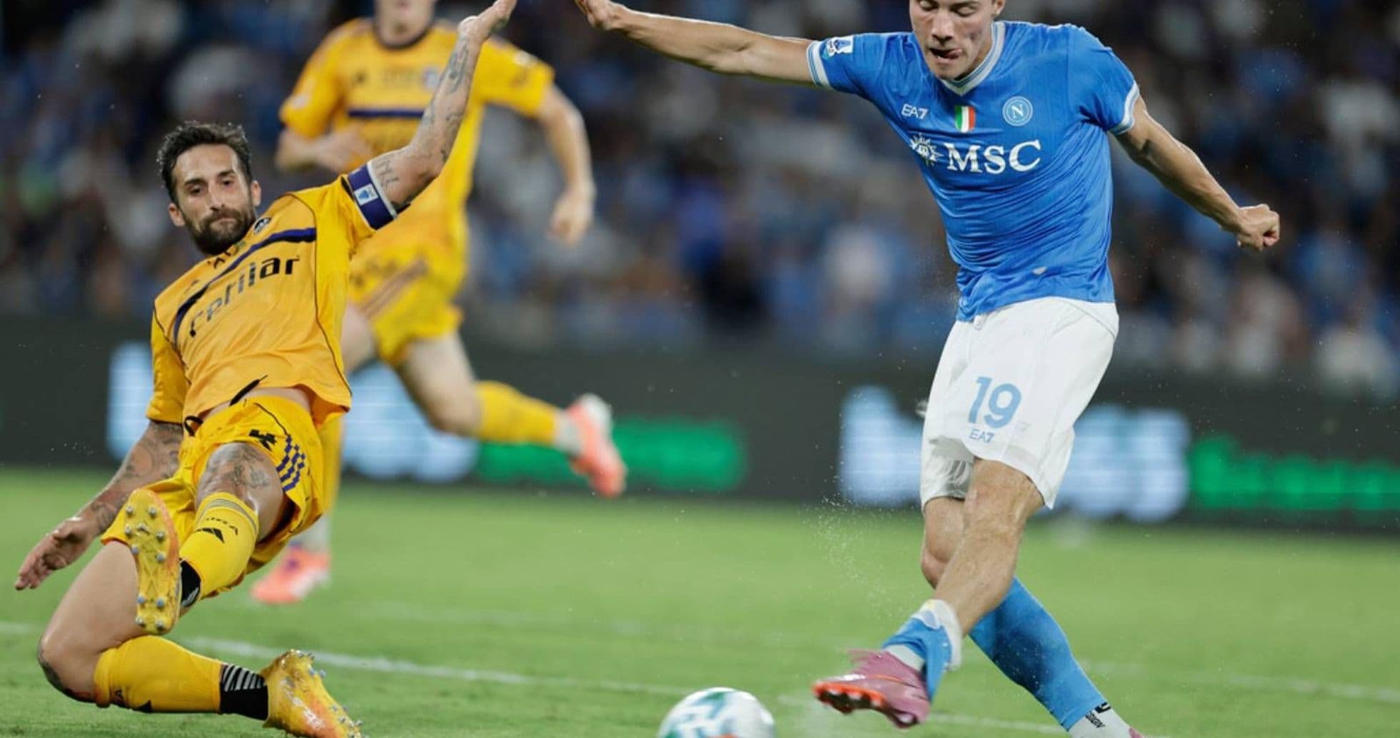 Jugador de Napoli driblando a un defensor de Pisa