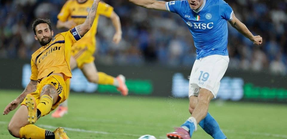 Jugador de Napoli driblando a un defensor de Pisa