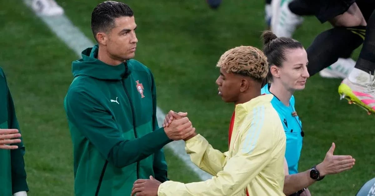 Cristiano Ronaldo y otro jugador saludándose en el campo