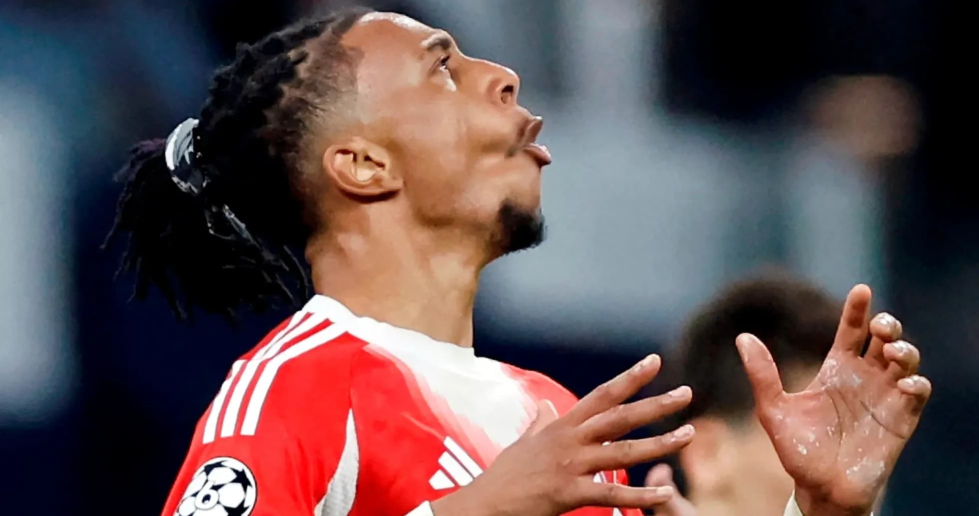 Jugador de fútbol en acción durante un partido