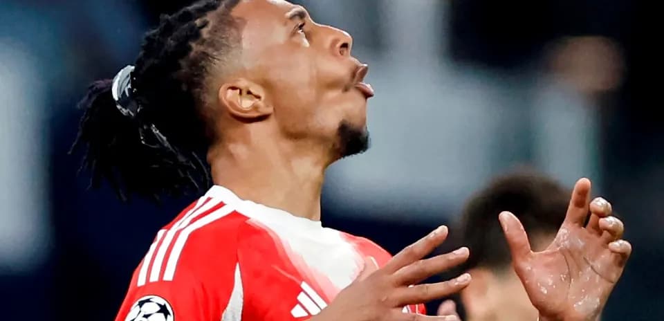 Jugador de fútbol en acción durante un partido