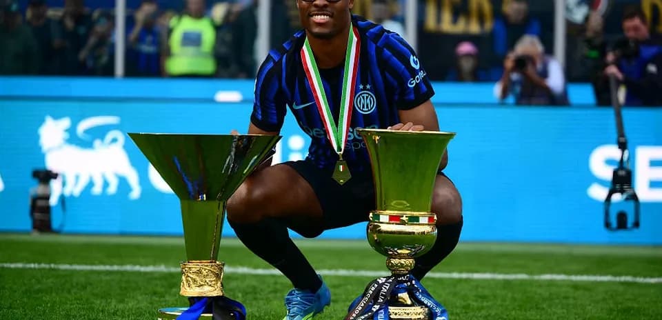 Jugador de Inter celebrando con trofeos en el campo