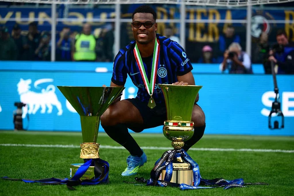 Jugador de Inter celebrando con trofeos en el campo